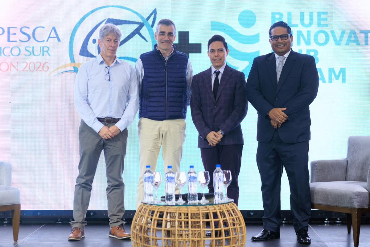 Speakers y autoridades del Blue Summit 2026 frente a los logos